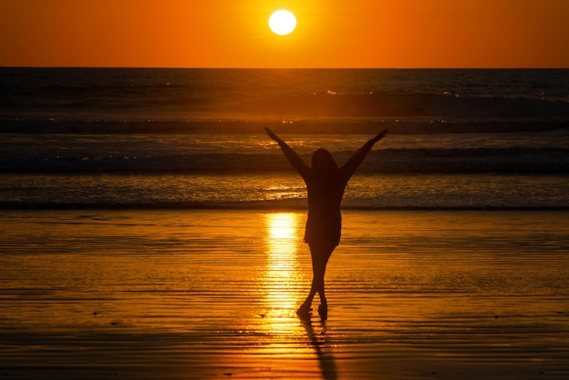 Foto mujer, en, playa, en, ocaso