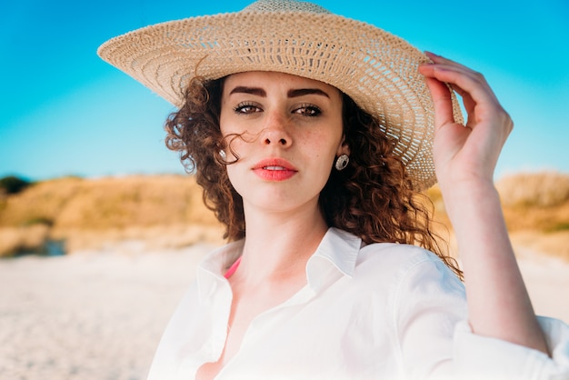 Mujer, en, un, playa tropical