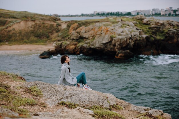 Mujer playa turismo clima nublado Stone Coast hembra relajante