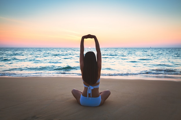 Mujer en la playa en verano