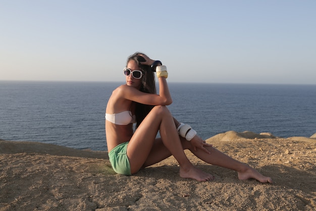 mujer en la playa