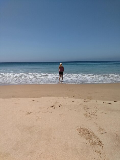 Foto mujer en la playa