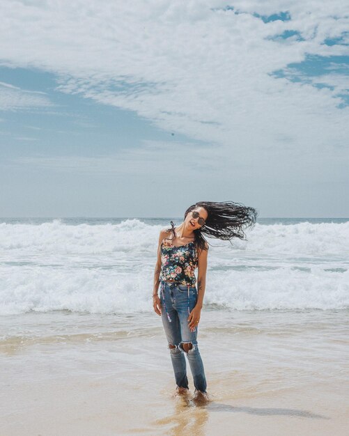 Foto mujer en la playa