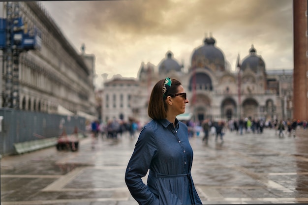 Mujer en la plaza San Marco, Veniice