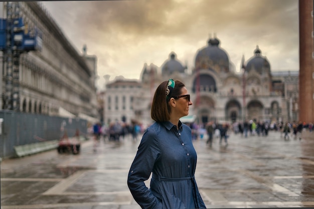 Foto mujer en la plaza san marco, veniice