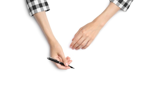 Foto mujer con pluma sobre fondo blanco vista superior primer plano de manos