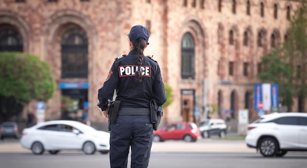 Mujer policía caucásica en la ciudad