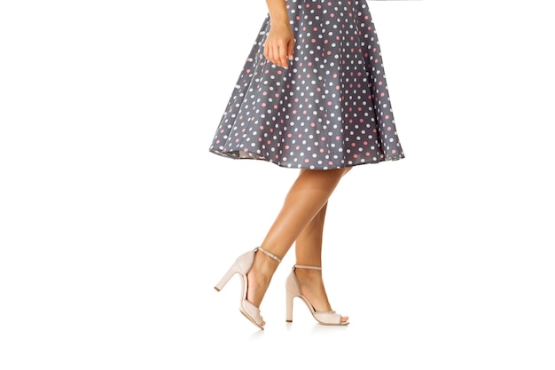 mujer, en, polkadot, vestido, posición, en, zapatos