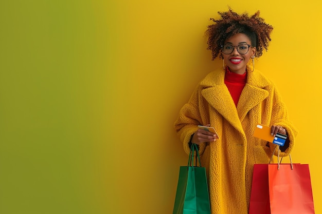 una mujer en un poncho amarillo con una camisa roja y bolsas de compras rojas
