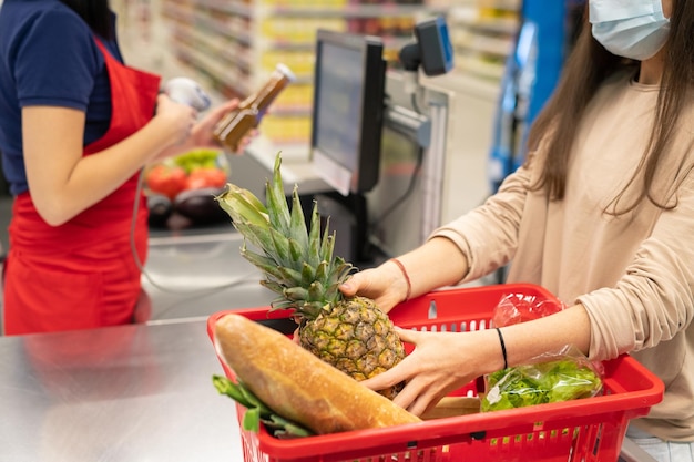 Mujer poniendo cosas en la cesta de la compra