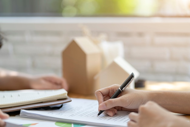 Mujer poniendo firma en el documento