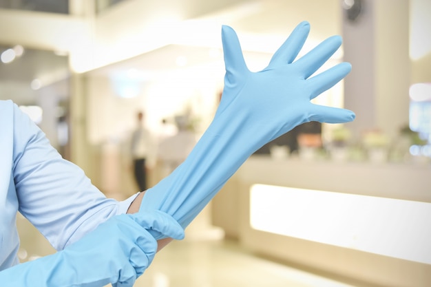 Mujer poniendo guantes en la mano