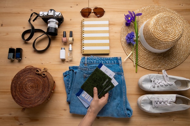 Foto mujer poniendo pasaportes con billetes de avión en jeans mientras se prepara para las vacaciones