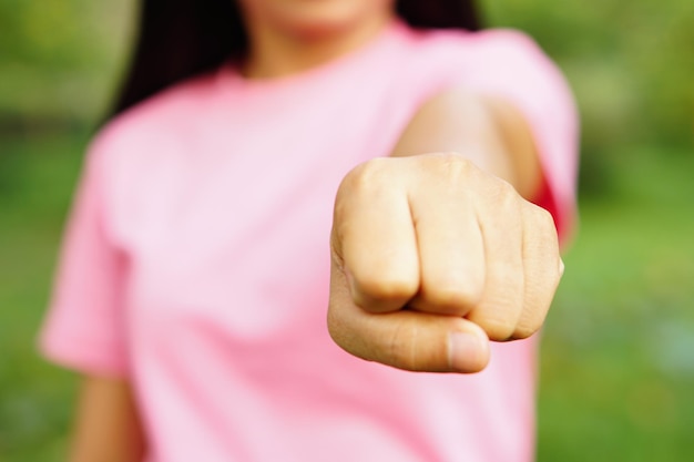 mujer poniendo su puño hacia adelante