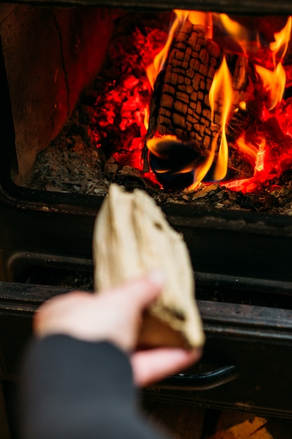 Mujer poniendo troncos en la chimenea