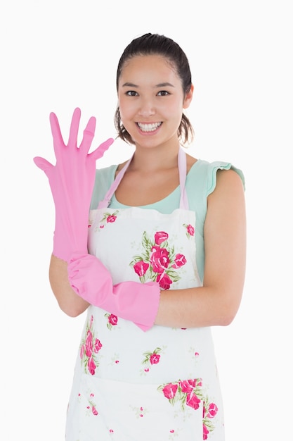 Foto mujer poniéndose guantes de plástico