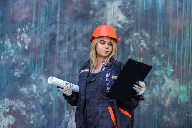 Mujer con portapapeles en uniforme tomar reparación en su casa. concepto de renovación