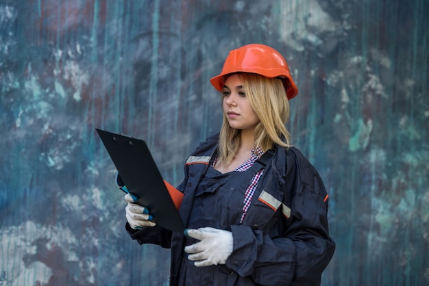 Mujer con portapapeles en uniforme tomar reparación en su casa. concepto de renovación