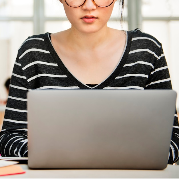 Mujer portátil buscando tecnología de conexión de investigación