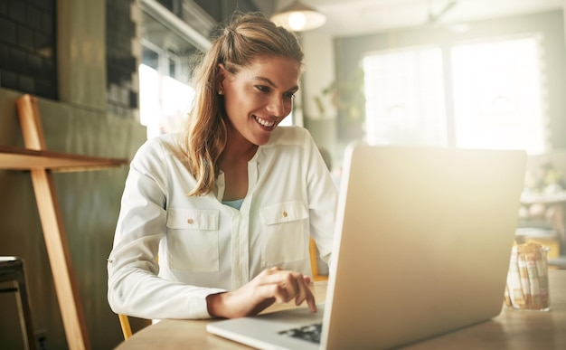 Mujer portátil y cafetería para noticias en línea freelance y sitio web para investigación de artículos persona femenina restaurante y reportero para revisar servicio de bistro o hospitalidad columna de escritura y medios