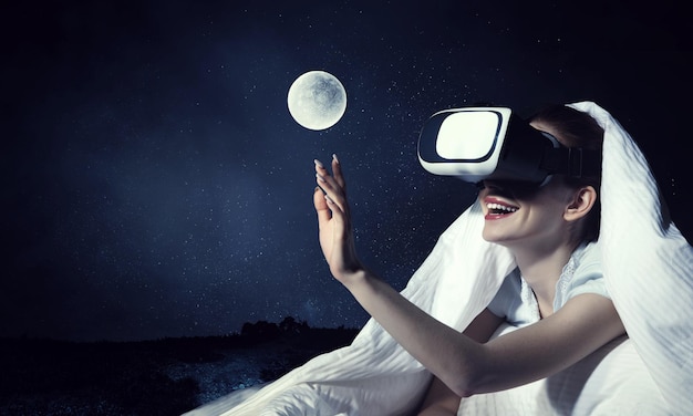 Mujer con portátil encantada con la realidad virtual. Técnica mixta