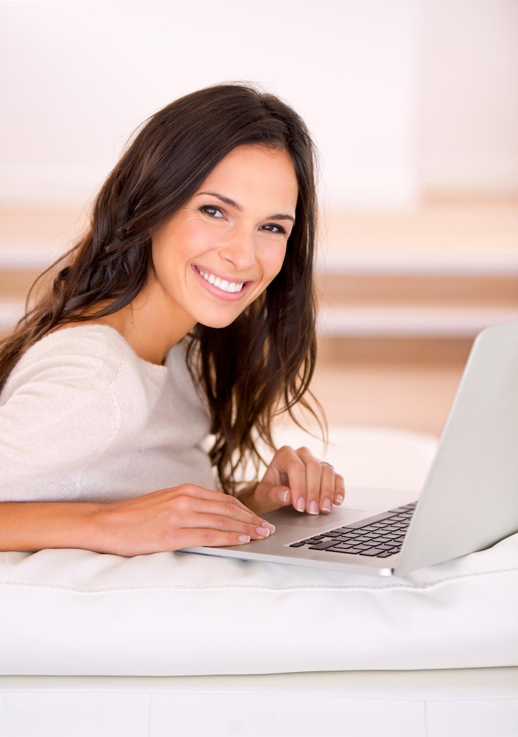 Foto mujer portátil y feliz en el sofá para retrato con trabajo remoto desde casa sala de estar o edición independiente persona escritora y sonrisa con pc en el sofa para escribir creatividad y artículo en barcelona