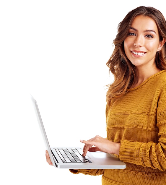 Mujer portátil y retrato de estudio para escribir comunicación o codificar con fondo blanco Modelo aislado de computadora móvil y sonrisa para programación de redes web o correo electrónico con conexión en línea