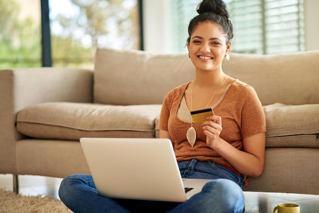Mujer portátil y tarjeta de crédito con compras en línea y pago en el sitio web de la tienda con fintech y sonrisa en retrato Mujer en casa feliz con banca por Internet y finanzas con comercio electrónico