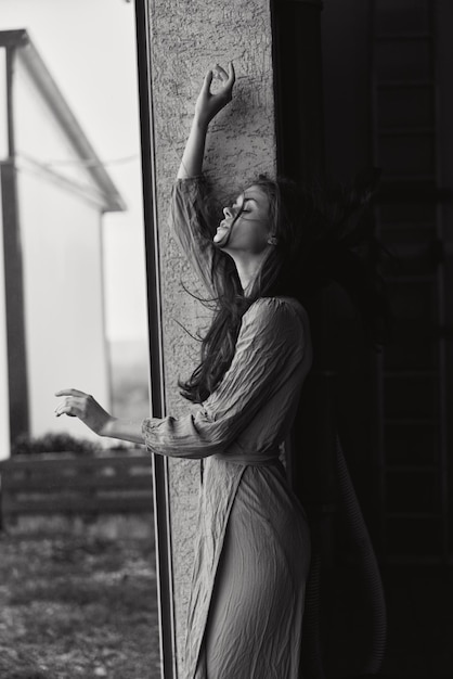 Mujer posando al aire libre moda foto en blanco y negro