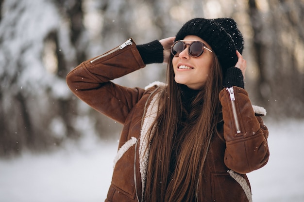 Mujer posando en el bosque de invierno