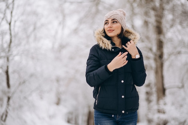 Mujer posando en el bosque de invierno