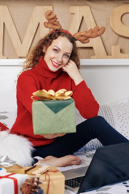 Mujer posando con caja de regalo