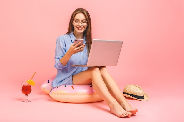 Mujer posando en estudio con portátil