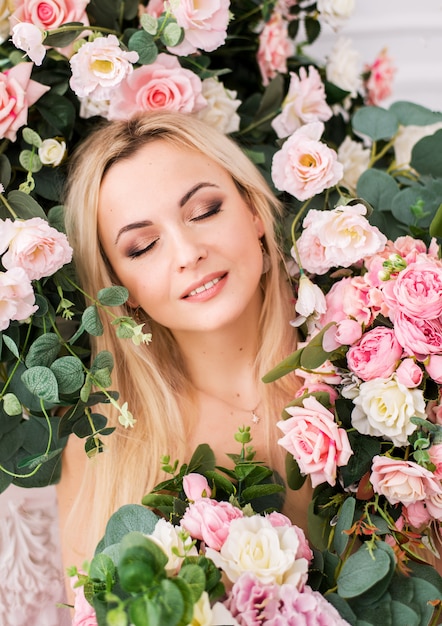 Mujer posando en un estudio con rosas