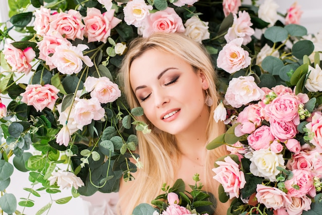 Mujer posando en un estudio con rosas