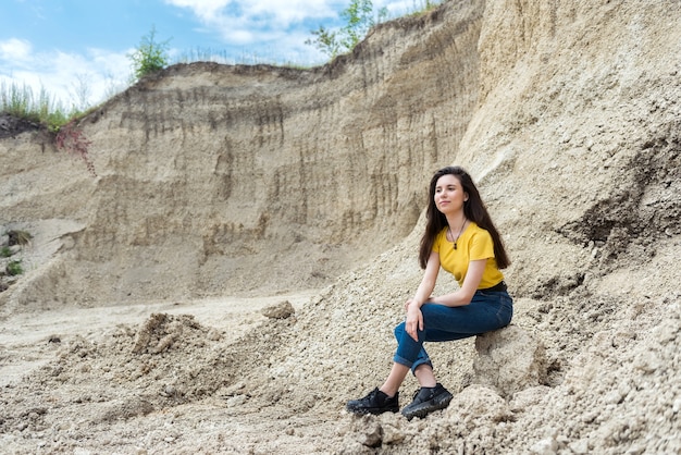 Mujer posando en el fondo de la montaña de arena, estilo de vida de verano, belleza de la naturaleza