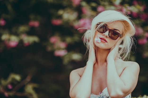 Mujer posando para una foto en un jardín