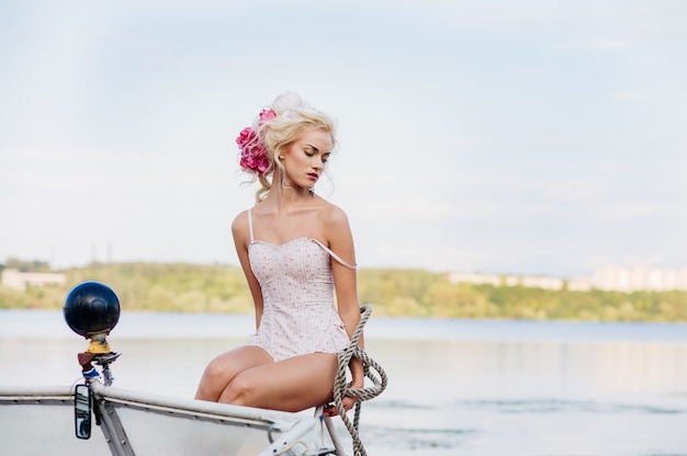 mujer posando para una foto en el puerto