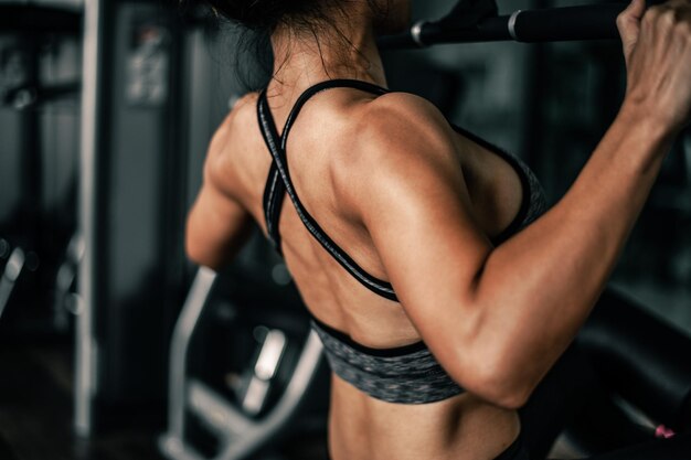 Mujer posando en el gimnasio.