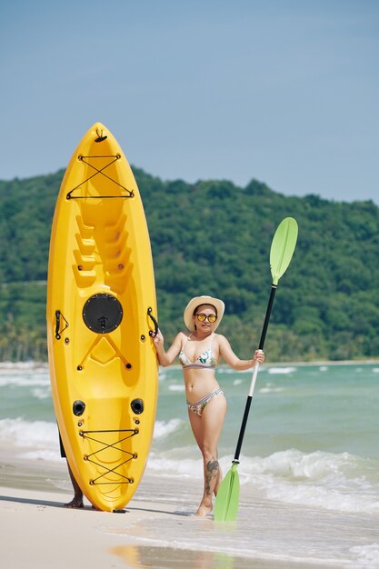 Mujer posando con kayak