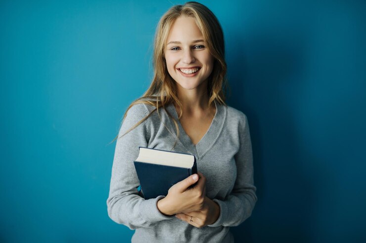 Mujer posando con libro