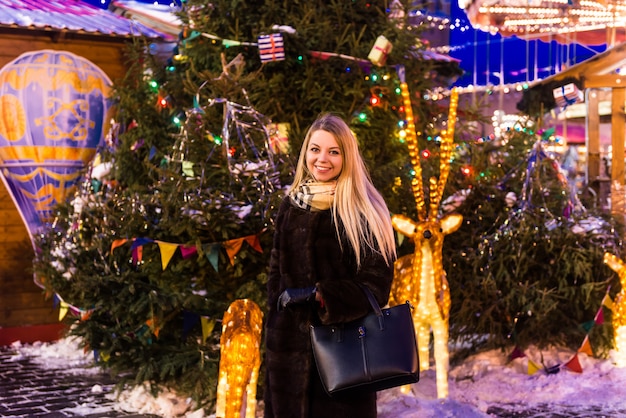 Mujer posando en un mercado navideño