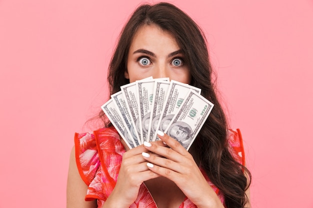 Mujer posando pared aislada con dinero.