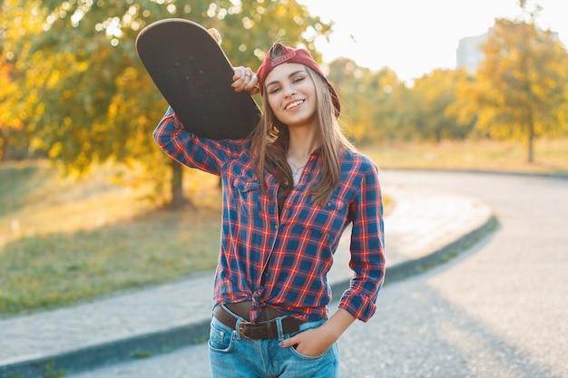 Mujer posando con una patineta