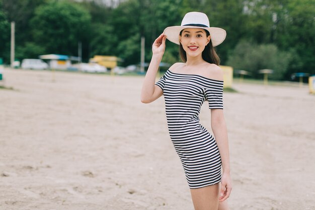 mujer posando en la playa