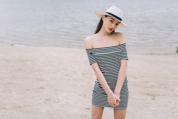 mujer posando en la playa