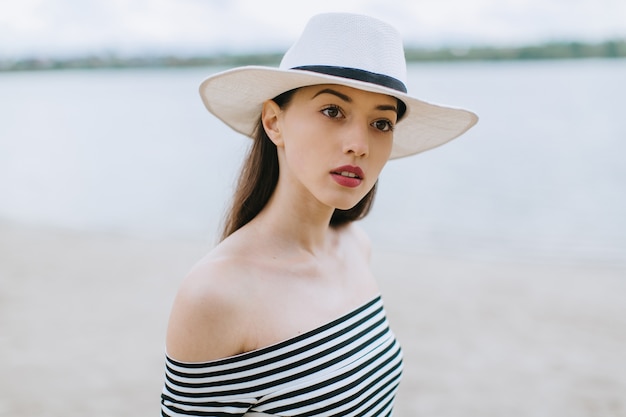 mujer posando en la playa