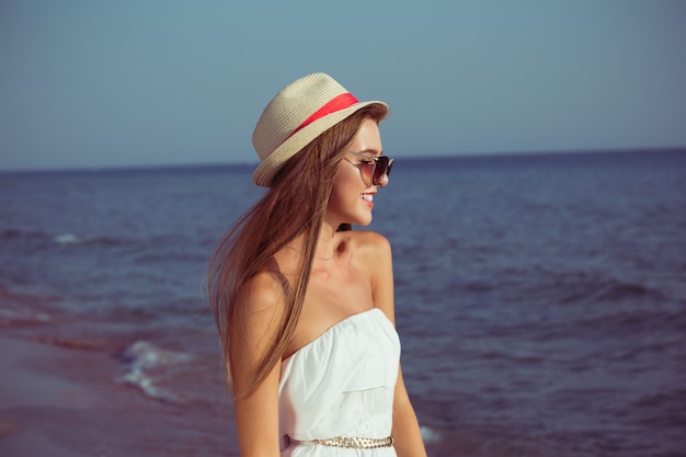 Mujer posando en la playa