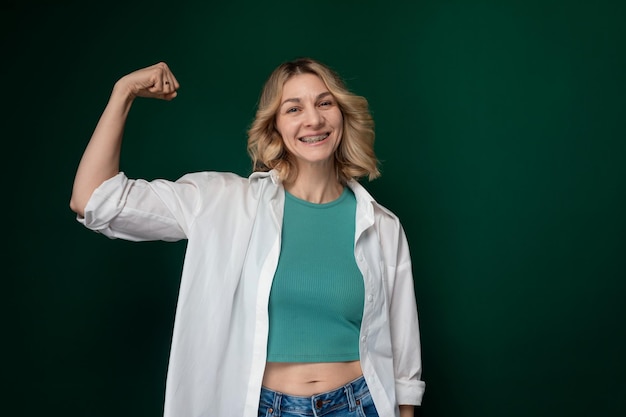 Mujer posando con el puño en alto