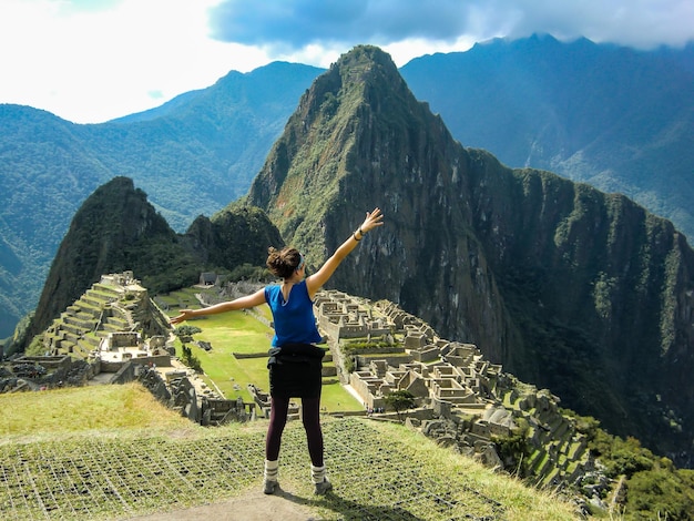 Mujer posando en las ruinas de Machu Picchu Cusco Perú